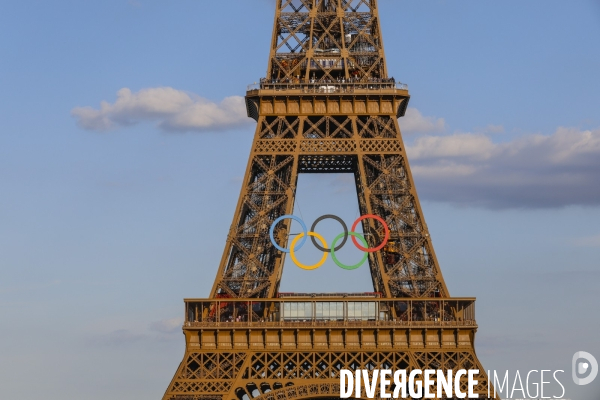 La tour eiffel se pare de ses cinq anneaux olympiques