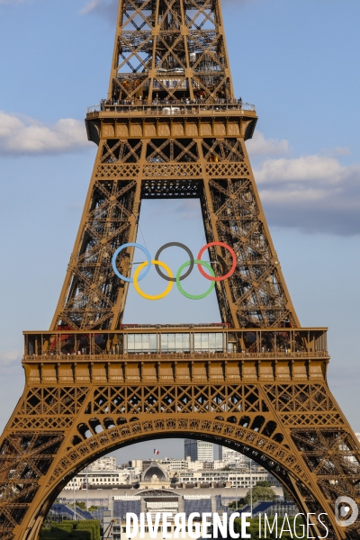 La tour eiffel se pare de ses cinq anneaux olympiques