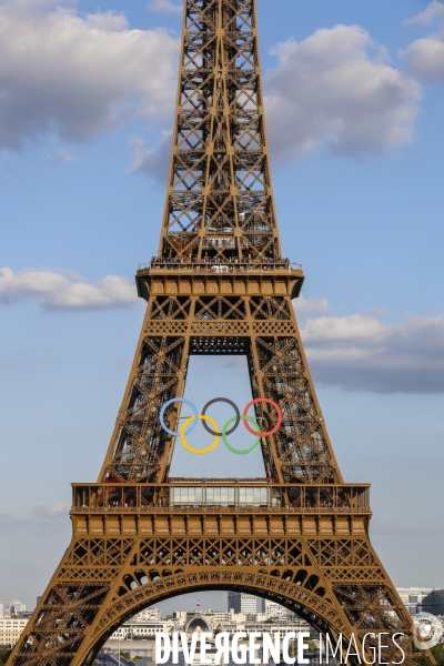 La tour eiffel se pare de ses cinq anneaux olympiques