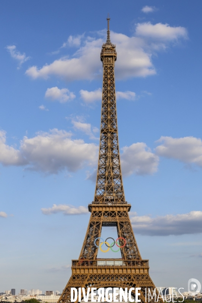 La tour eiffel se pare de ses cinq anneaux olympiques