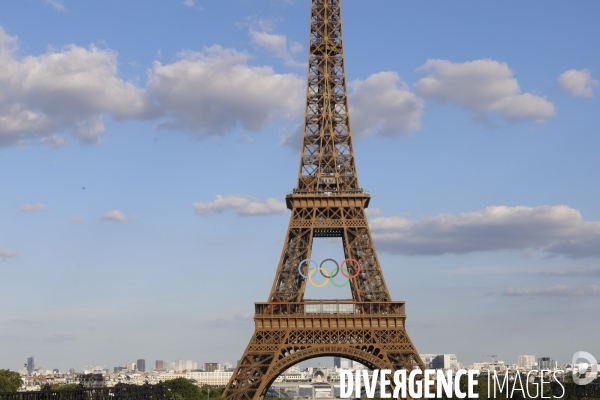 La tour eiffel se pare de ses cinq anneaux olympiques