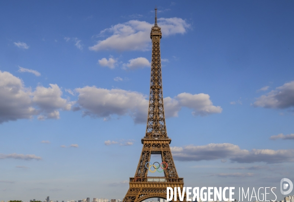 La tour eiffel se pare de ses cinq anneaux olympiques