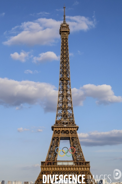 La tour eiffel se pare de ses cinq anneaux olympiques