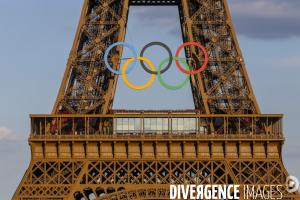 La tour eiffel se pare de ses cinq anneaux olympiques