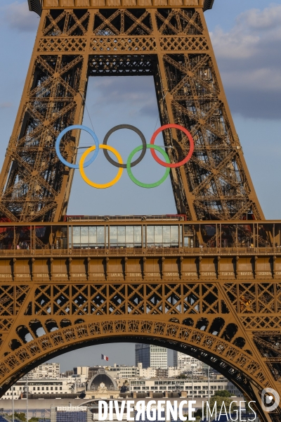 La tour eiffel se pare de ses cinq anneaux olympiques