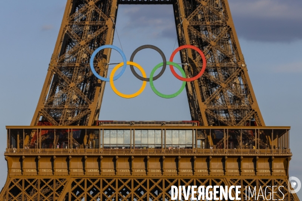 La tour eiffel se pare de ses cinq anneaux olympiques