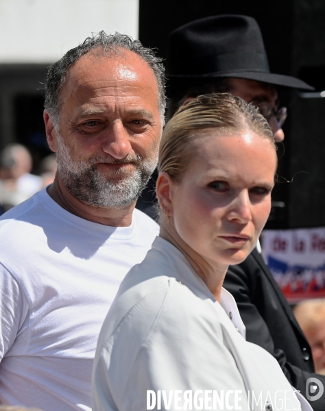 Rassemblement contre l Antisémitisme à courbevoie  organisé par frank tapiro et sa femme charlotte rosier