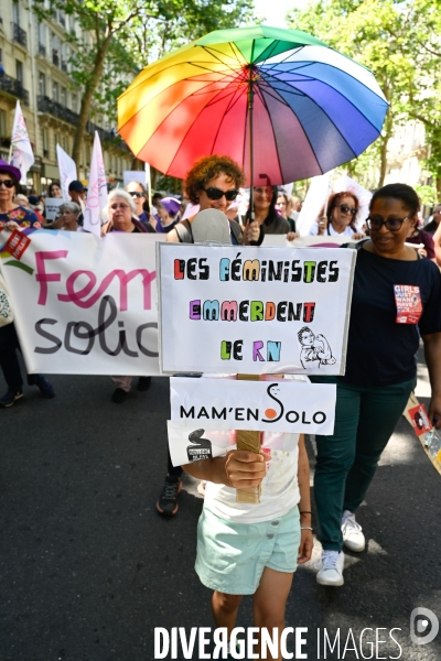 Manifestation féministe contre l extreme droite, à Paris