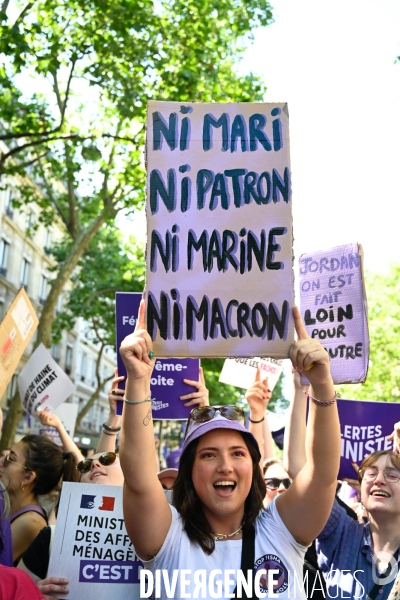 Manifestation féministe contre l extreme droite, à Paris
