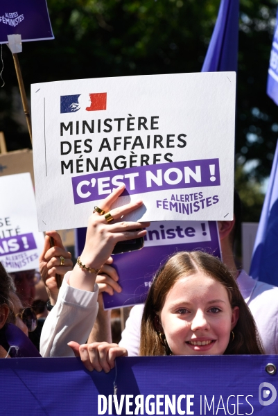 Manifestation féministe contre l extreme droite, à Paris