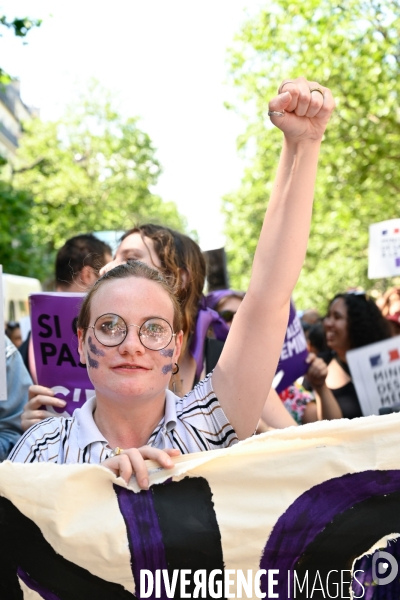 Manifestation féministe contre l extreme droite, à Paris