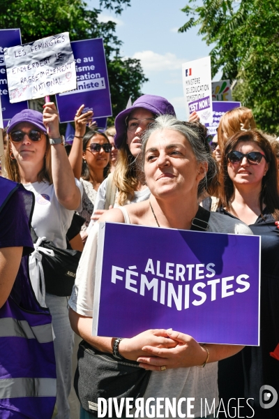 Manifestation féministe contre l extreme droite, à Paris