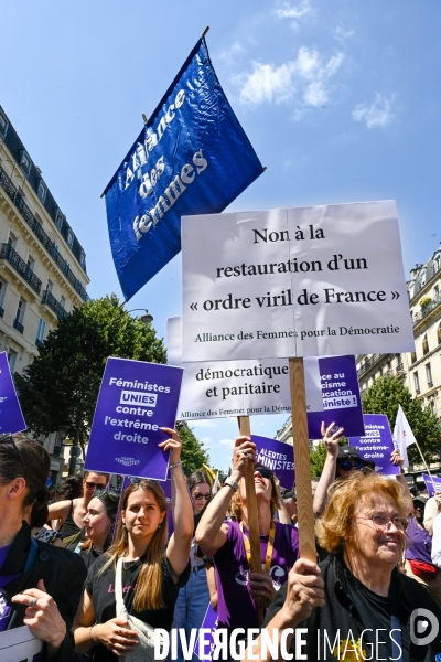 Manifestation féministe contre l extreme droite, à Paris