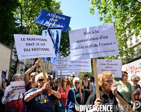 Manifestation féministe contre l extreme droite, à Paris