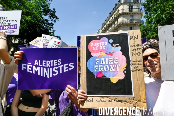 Manifestation féministe contre l extreme droite, à Paris