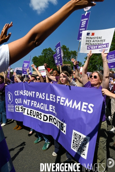 Manifestation féministe contre l extreme droite, à Paris