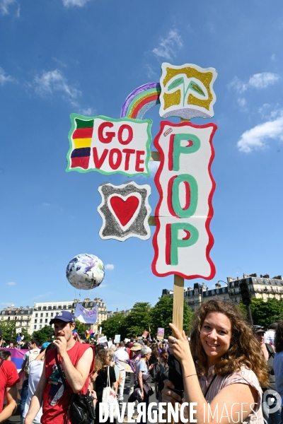 Manifestation féministe contre l extreme droite, à Paris