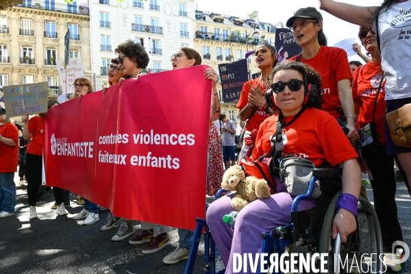 Manifestation féministe contre l extreme droite, à Paris