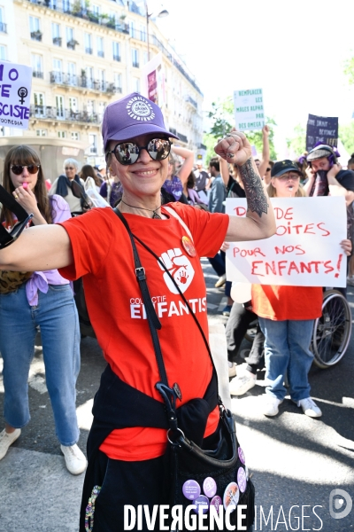Manifestation féministe contre l extreme droite, à Paris