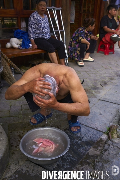 Chine, la minorité dong de Zhaoxing face au tourisme