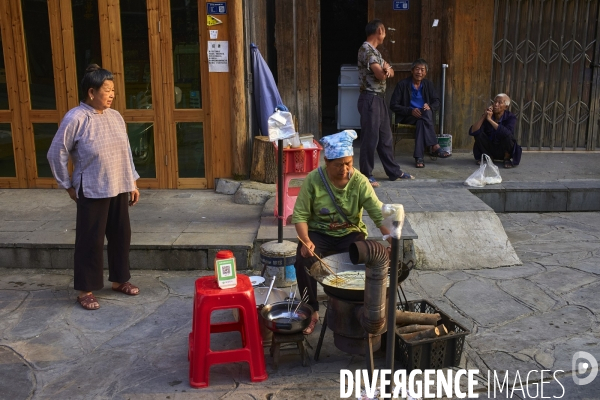 Chine, la minorité dong de Zhaoxing face au tourisme