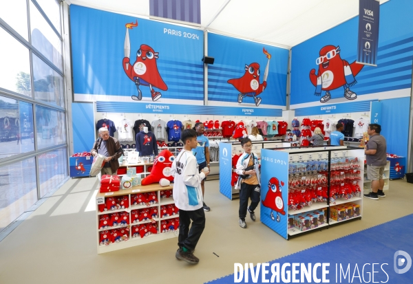 Ouverture du megastore paris 2024 sur les champs elysees