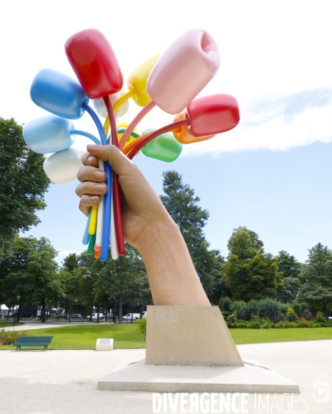 Bouquet of tulips le cadeau de jeff koons a paris