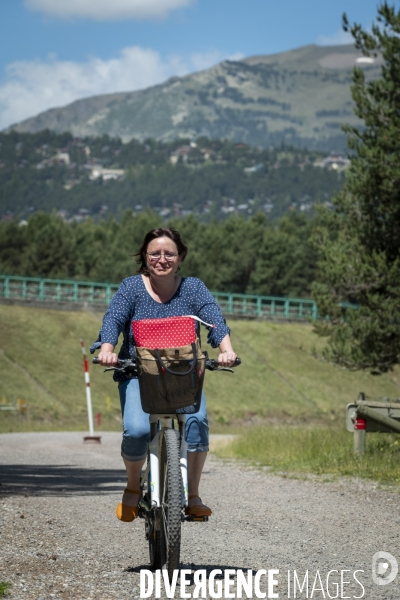 Gens d Ici / Gent d Aqui: La Maitresse a Bicyclette