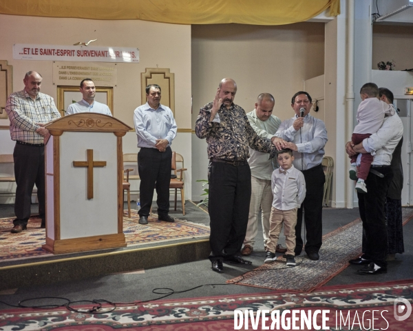 Eglise Pentecôtiste roumaine à Saint-Denis, le baptême de deux enfants roms.