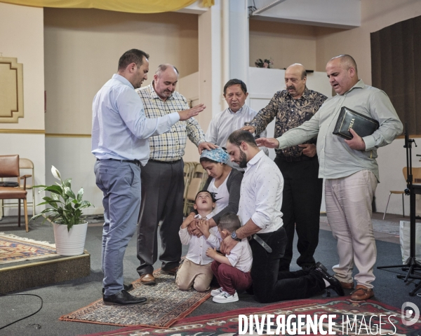 Eglise Pentecôtiste roumaine à Saint-Denis, le baptême de deux enfants roms.