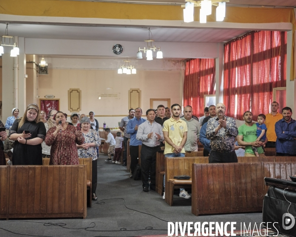 Eglise Pentecôtiste roumaine à Saint-Denis, le baptême de deux enfants roms.