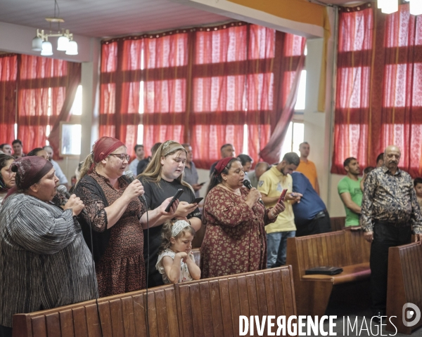 Eglise Pentecôtiste roumaine à Saint-Denis, le baptême de deux enfants roms.