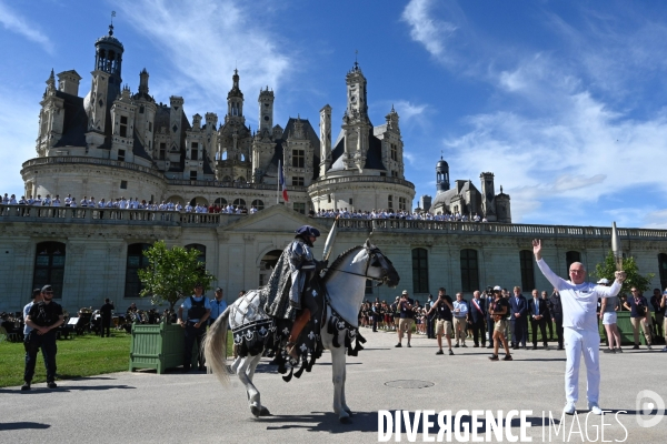 Passage de la flamme olympique par le chateau de Chambord