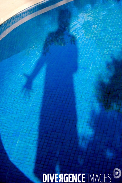Autoportrait au bord de la piscine