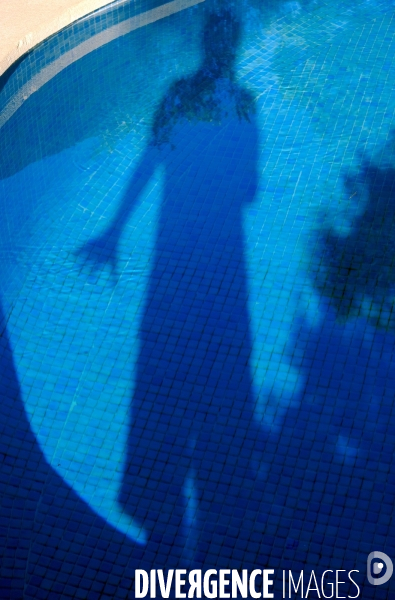 Autoportrait au bord de la piscine