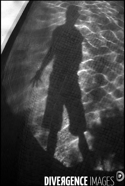 Autoportrait au bord de la piscine