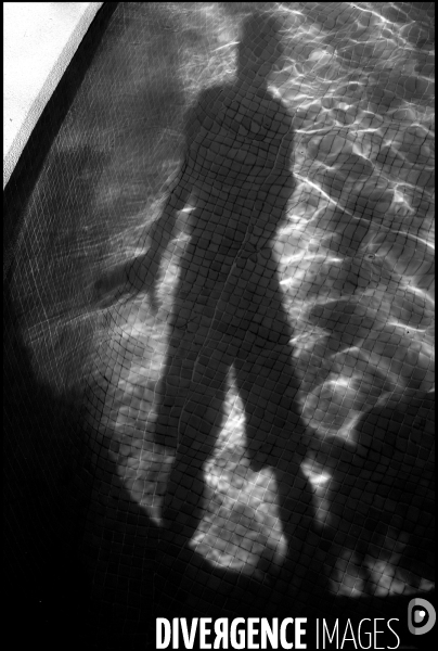 Autoportrait au bord de la piscine