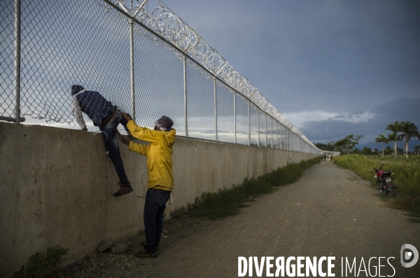 Frontiere entre haiti et la republique dominicaine, separee par un mur.