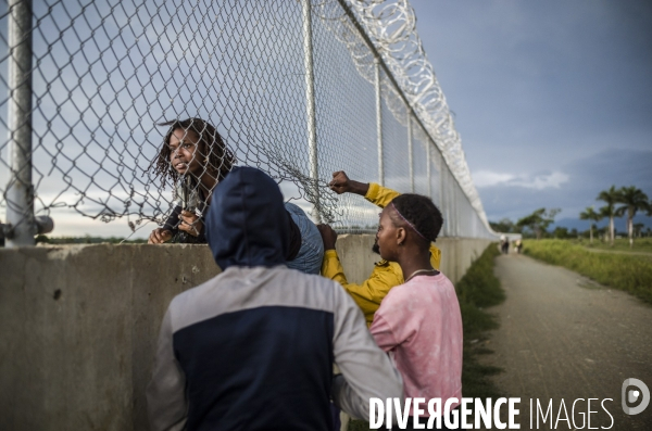 Frontiere entre haiti et la republique dominicaine, separee par un mur.