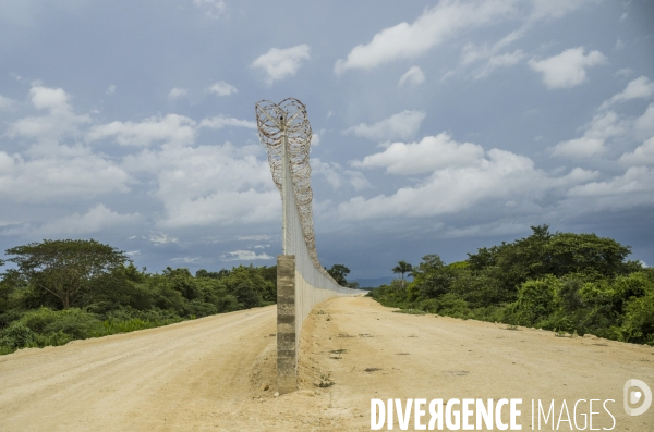 Frontiere entre haiti et la republique dominicaine, separee par un mur.