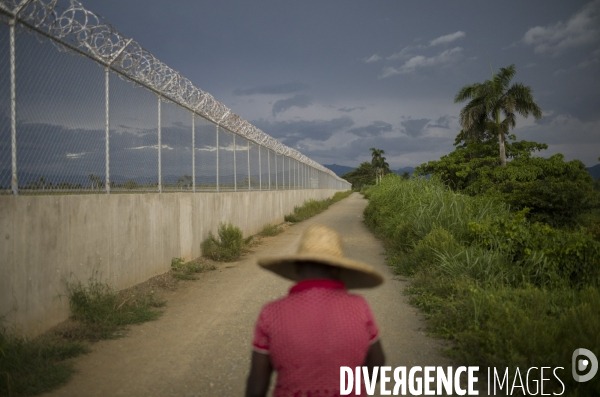Frontiere entre haiti et la republique dominicaine, separee par un mur.