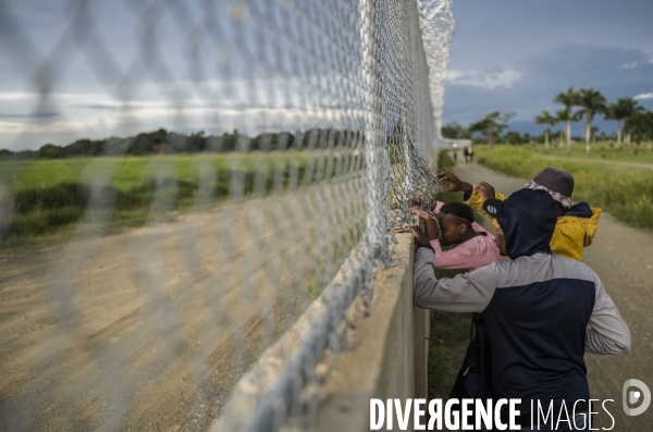 Frontiere entre haiti et la republique dominicaine, separee par un mur.
