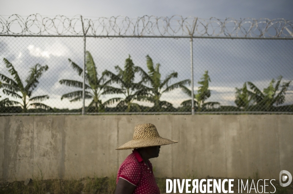 Frontiere entre haiti et la republique dominicaine, separee par un mur.
