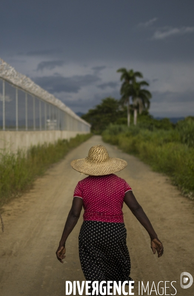 Frontiere entre haiti et la republique dominicaine, separee par un mur.