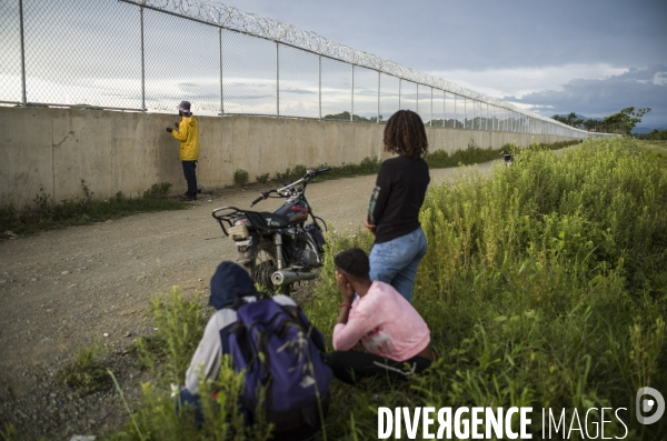 Frontiere entre haiti et la republique dominicaine, separee par un mur.