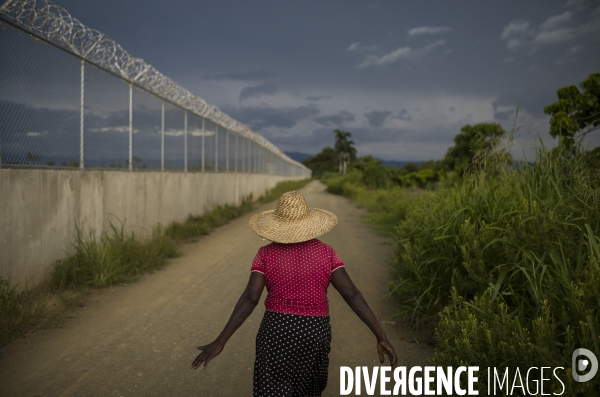Frontiere entre haiti et la republique dominicaine, separee par un mur.