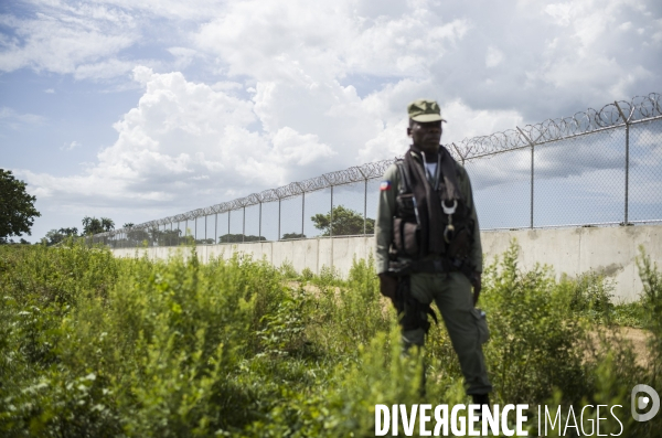 Frontiere entre haiti et la republique dominicaine, separee par un mur.