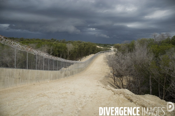 Frontiere entre haiti et la republique dominicaine, separee par un mur.