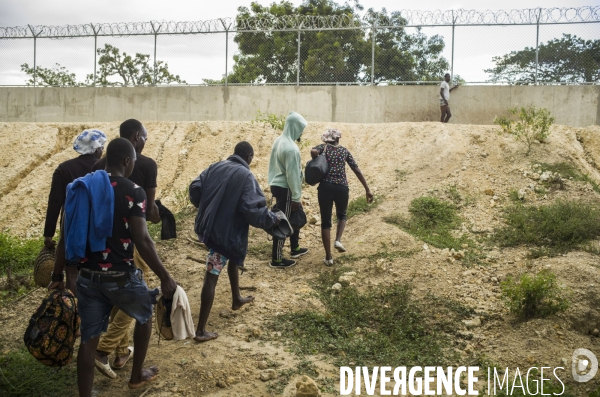 Frontiere entre haiti et la republique dominicaine, separee par un mur.