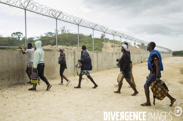 Frontiere entre haiti et la republique dominicaine, separee par un mur.